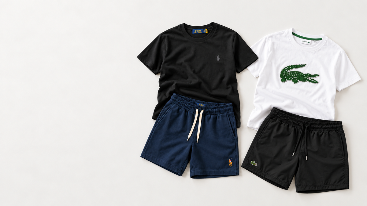 Polera Polo negra con bermuda azul marino y polera Lacoste blanca con traje de baño negro sobre fondo claro